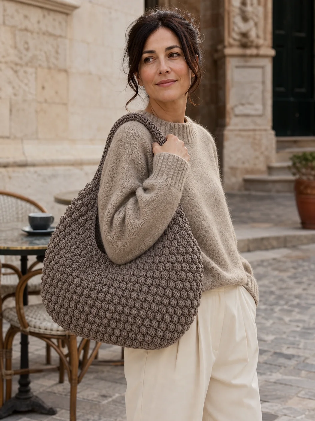 Hobo tortora bobble, indossata