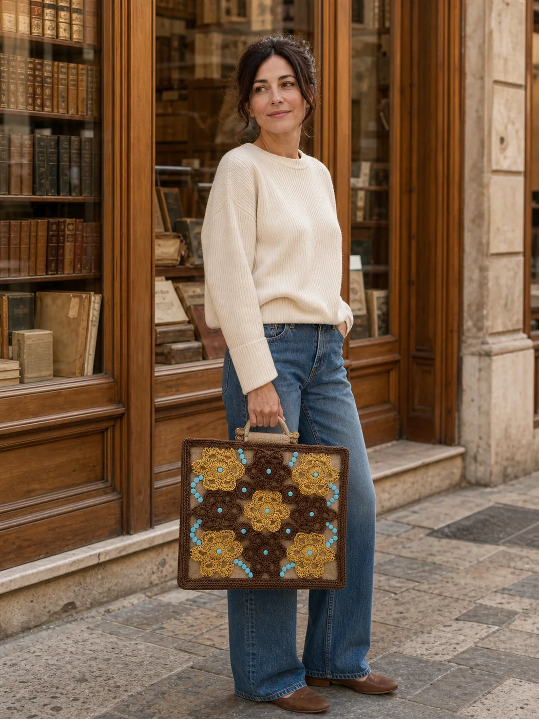 Cartella senape con fiori, indossata