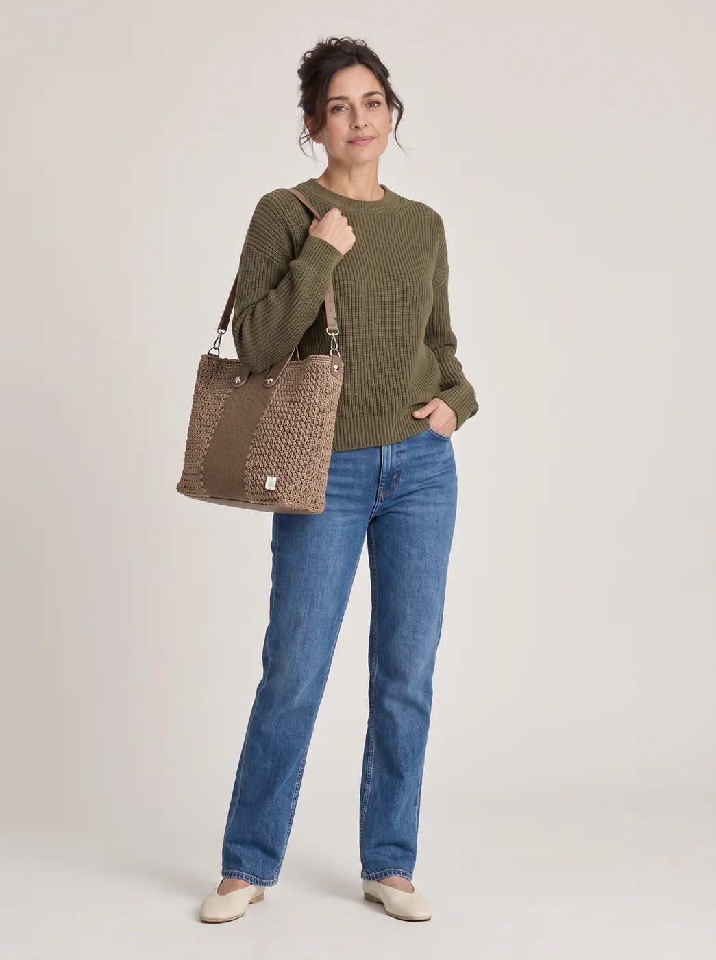 Tote taupe, indossata