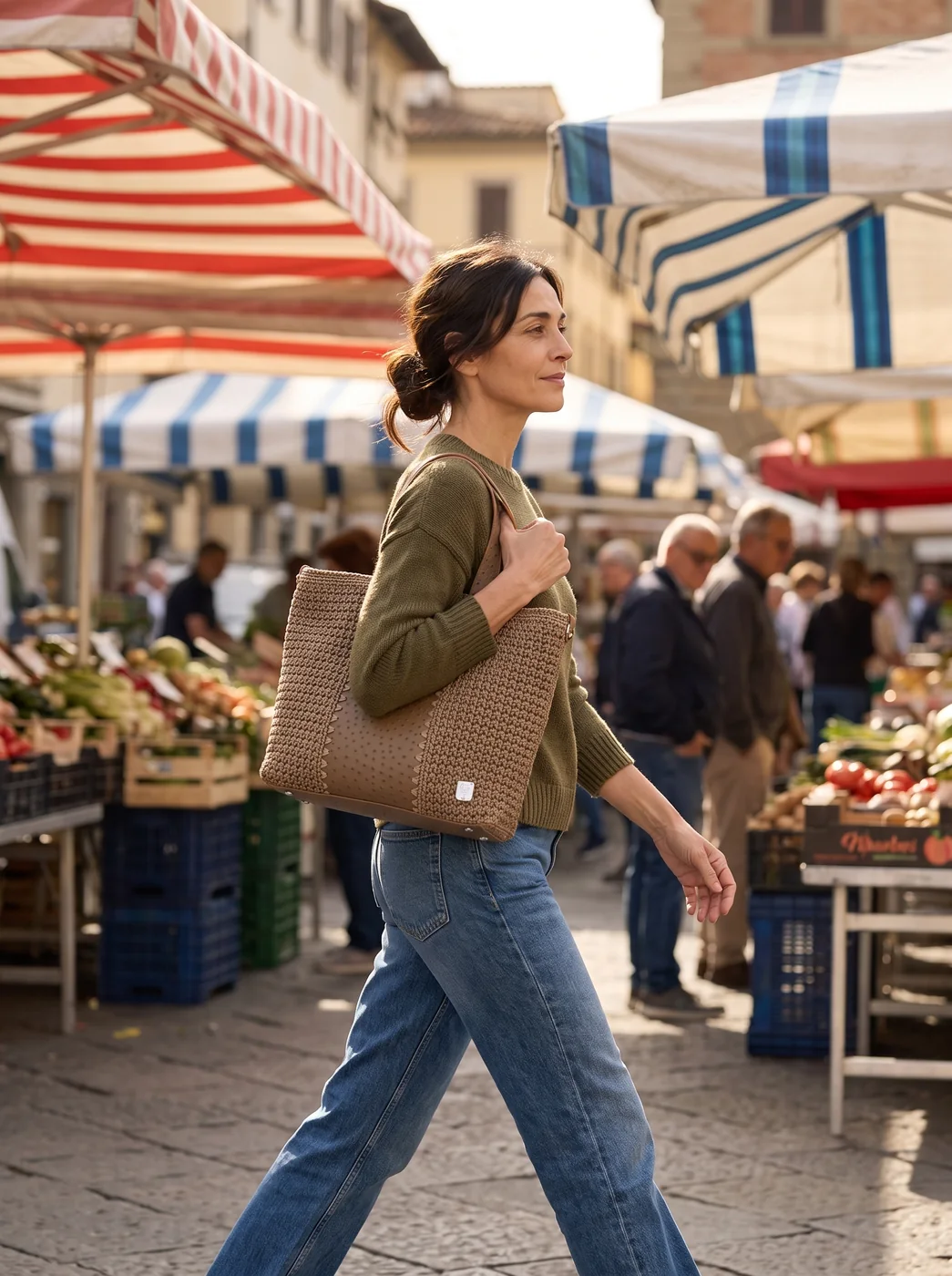 Tote taupe, indossata