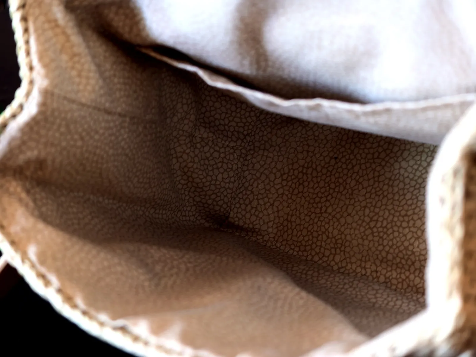L'interno di una borsa Panna Bags