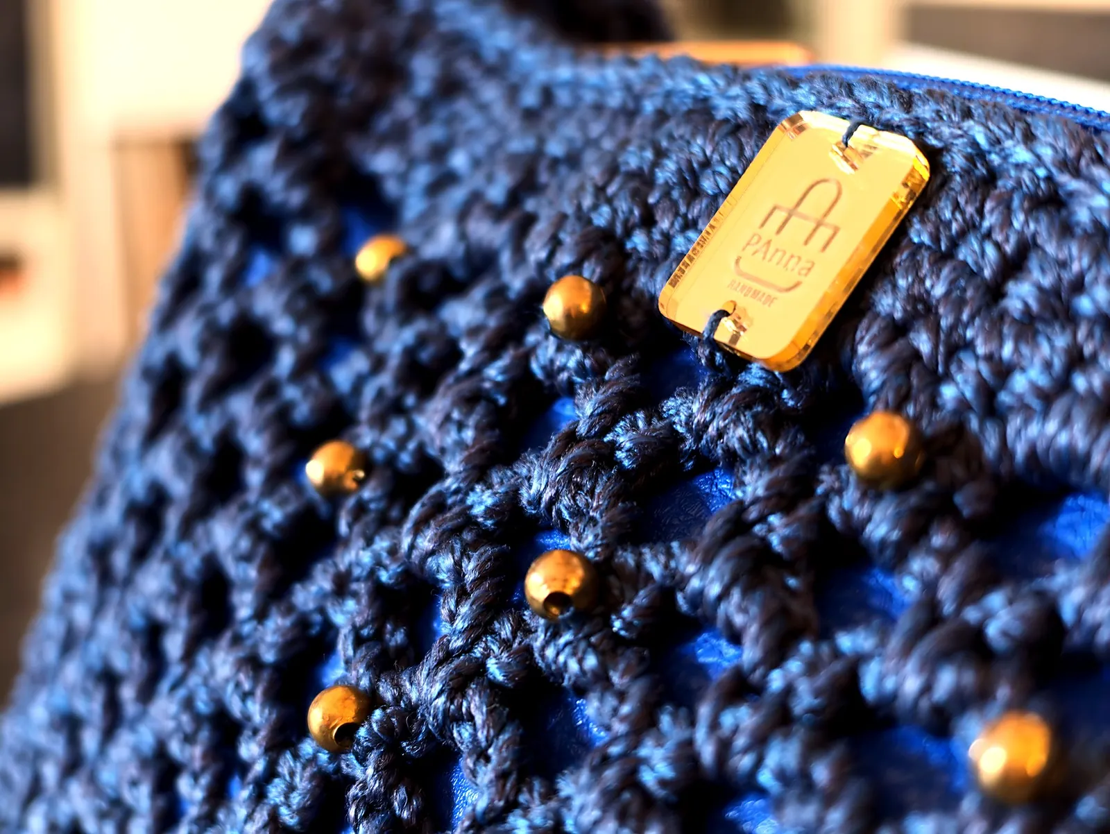 Blu notte, borchie e catena, particolare