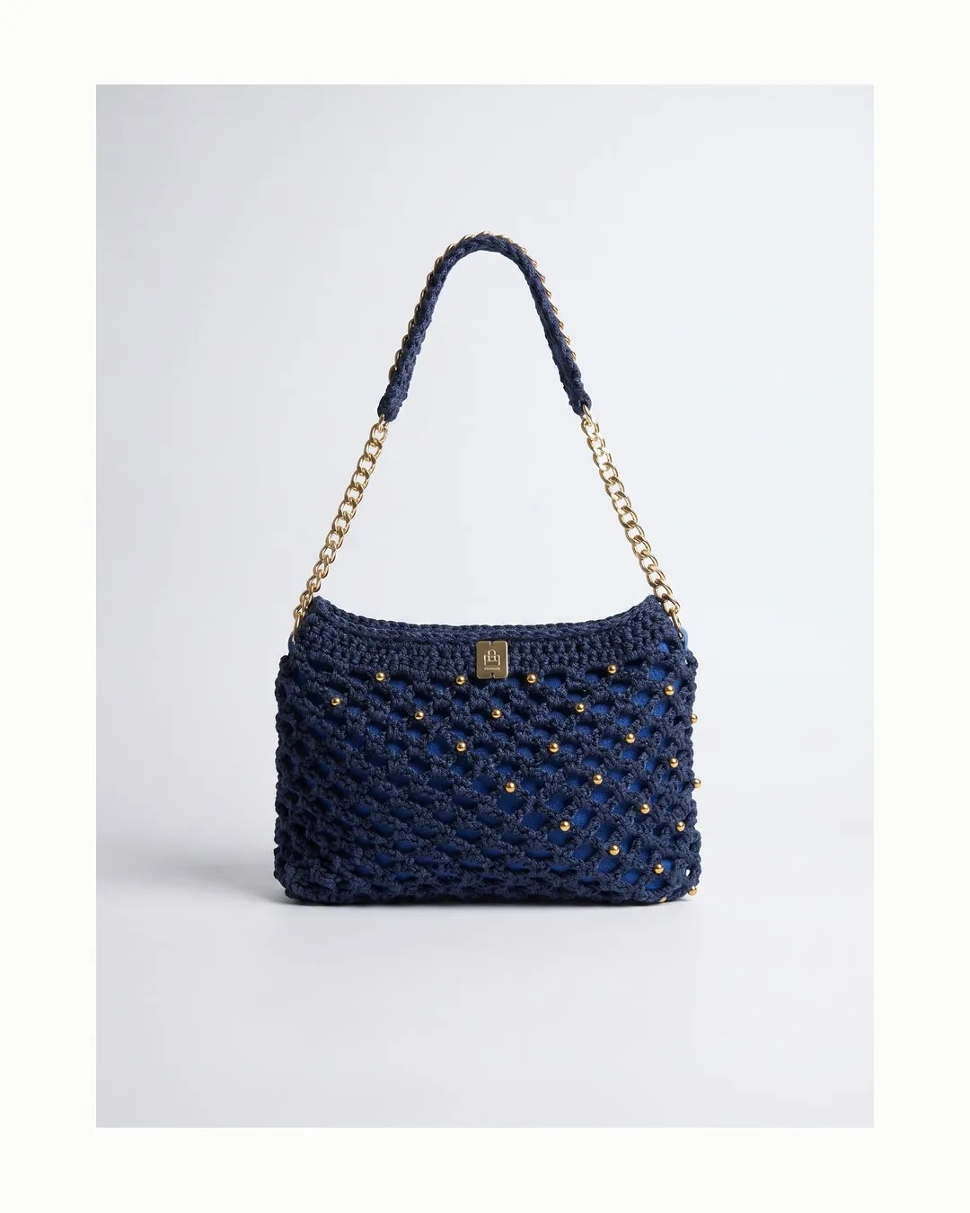 Blu notte, borchie e catena