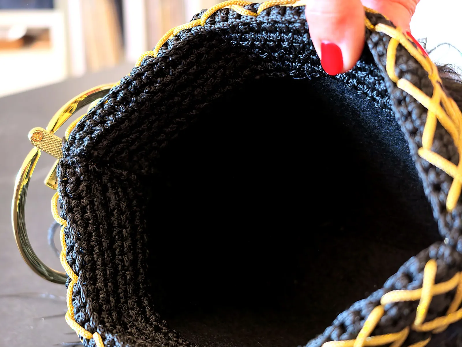 L'interno di una borsa Panna Bags